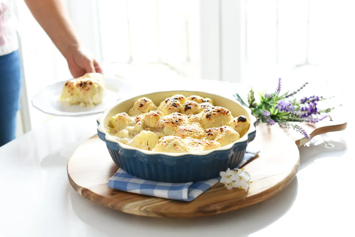 Coliflor gratinada con bechamel y bacon, deliciosa