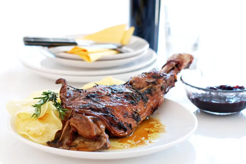 Paletilla de cordero asado con romero y chutney de cerezas